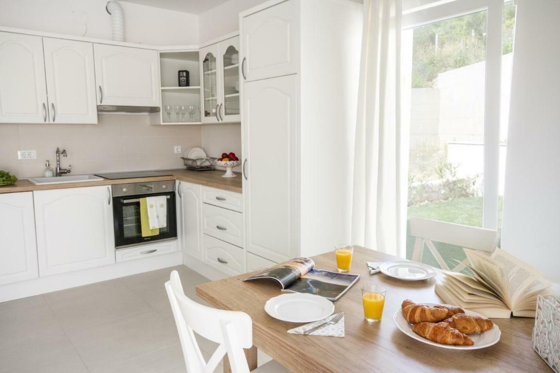 House Sunny Rock Baska Villa Bagian luar foto